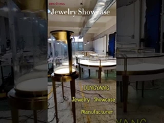 딩양은 그 개념을 현실의 보석 쇼케이스로 옮겼습니다.