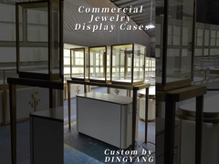 베이지색과 금색 보석 전시관으로 고급스럽고 따뜻한 쇼핑 환경이 조성된다